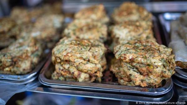 لعشاق الأكلات الغريبة... أومليت الدود في فيتنام