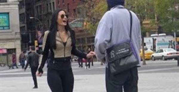 فتاة حسناء تطلب أرقام هواتف الشباب في الشارع لكن عندما تخلع النظارة ..!!!