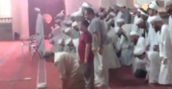 بالفيديو.. أغرب صلاة في مسجد بالمدينة تثير دهشة رواد مواقع التواصل