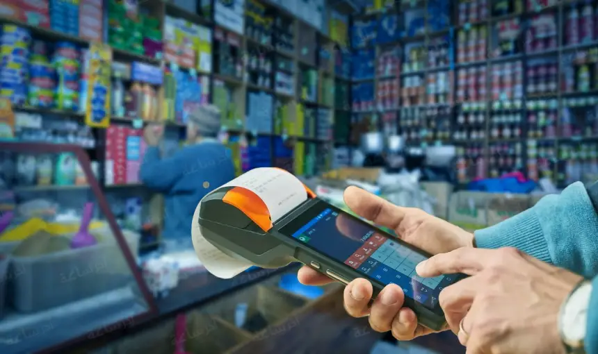 مزور يضع إصبعه على الجرح.. هذه هي وصفة الحكومة لتشجيع "مول الحانوت" على استعمال TPE