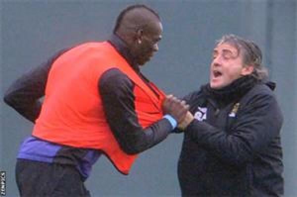 شجار وتشابك بالأيدي بين روبرتو مانشيني وماريو بالوتيلي خلال التدريب