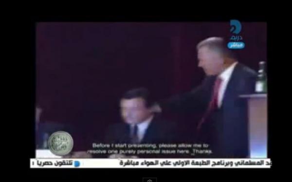 فيديو.. رئيس الوزراء التشيكي يصفع وزيراً على "قفاه"