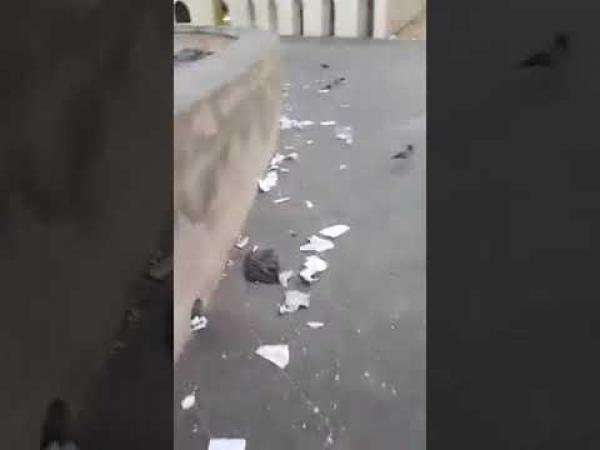 حالة مزرية وأزبال تحيط بساحة مسجد الحسن الثاني بالبيضاء