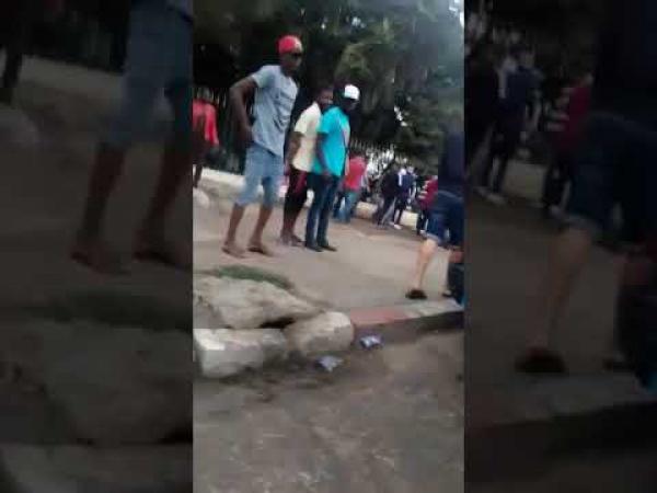 تزامنا مع انطلاق قانون "محاربة العنف ضد النساء" .. زوج يعنف زوجته ويسحلها بالشارع العام .. والأخيرة ترفض تقديم شكاية! (فيديو)