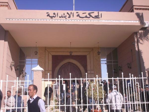 شاب ينزع ملابسه داخل المحكمة بتيزنيت 