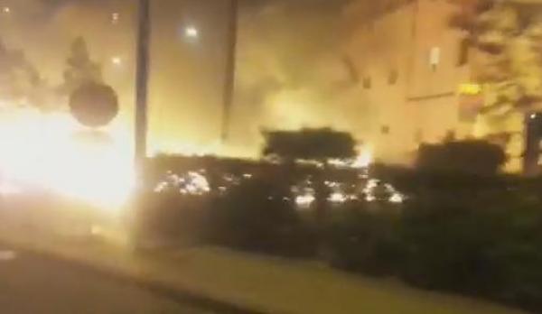 بالفيديو.. مهاجرون يضرمون النار في محيط محطة أولاد زيان