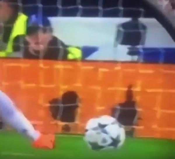 لن تصدق ما ستشاهده ...ارتفاع الكرة عن سطح الأرض قبل أن يسددها رونالدو