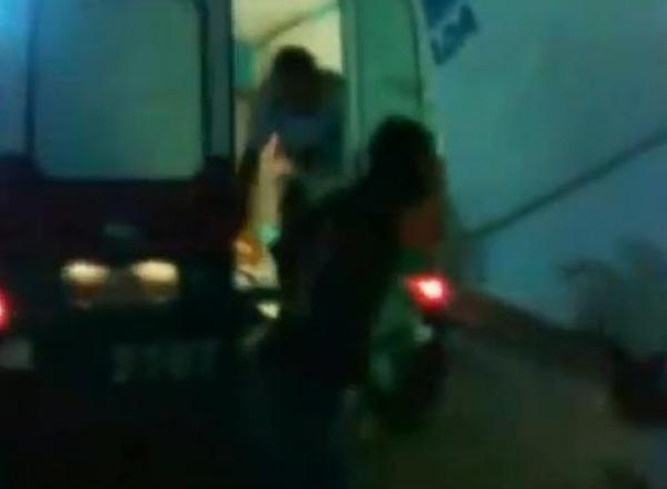 مشجعون يدخلون إلى الملعب بواسطة سيارة الإسعاف