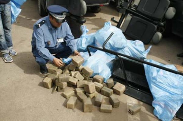 ميناء طنجة المتوسط .. حجز كميات ضخمة من ''الحشيش'' داخل شاحنة للنقل الدولي