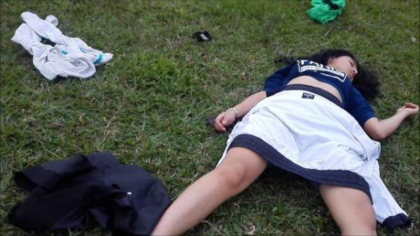 ديما مشوهينا هاد المكبوتين .. أربعة غجريين ينقذون فتاة ليتوانية من الاغتصاب على يد مغربي بالشارع العام!