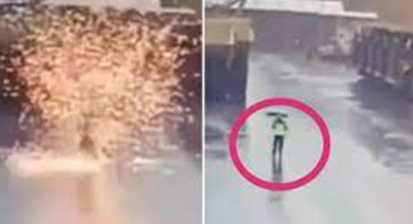 صاعقة تضرب رجلا أثناء مشيه حاملا مظلة(فيديو)