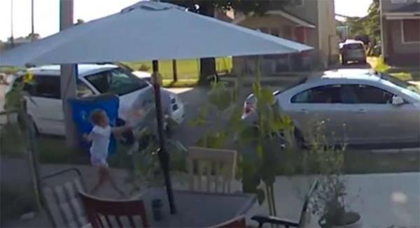 طفلة تنجو من الخطف أمام منزلها باللحظات الأخيرة(فيديو)