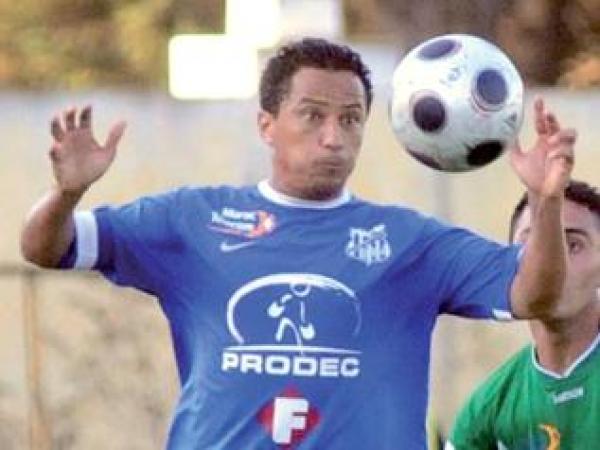 أنصار الدفاع الجديدي يثورون من أجل رضا الرياحي