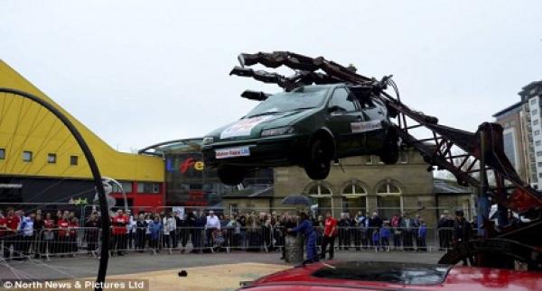 بالصور.. ذراع روبوتية تسحق سيارة في مشهد أشبه بـ«أفلام الخيال العلمي»