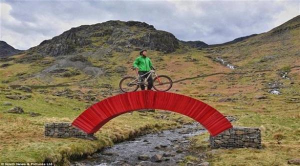  جسر مصنوع من 22000 ورقة حمراءأصبح معبراً للمارة وراكبي الدراجات (دايلي ميل) 