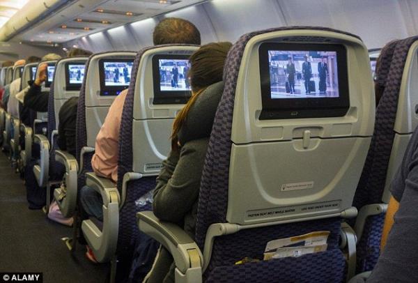 راكبة تطلب تعويض بـ 5 ملايين دولار لـ «عدم تشغيل التليفزيون» على متن طائرة أمريكية