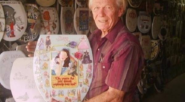 أمريكي يعرض 1300 لوحة مرسومة على مقاعد المراحيض للبيع