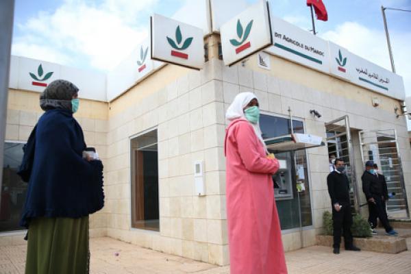 ساكنة أولاد سعيد ضواحي سطات يتوافدون على شبابيك القرب لتسلم الاعانات المالية (صور)