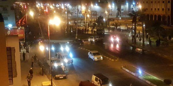 انفصاليون بالعيون يستغلون فوز الجزائر من أجل إحداث الفوضى وحرق سيارات الأمن (صور)