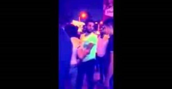 بالفيديو.. شباب مصري يعتدون على «شاذ جنسيًا»