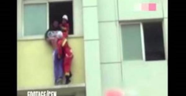 بالفيديو.. رجل إطفاء يعرض حياته للخطر لإنقاذ مراهق يحاول الانتحار