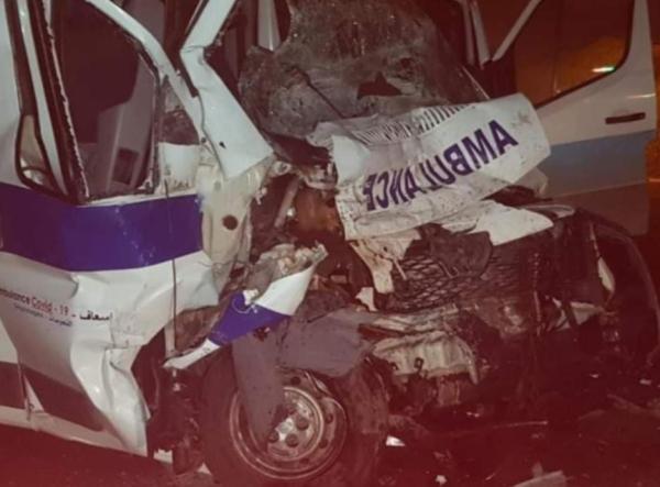 كان في طريقه للعلاج بطنجة.. وفاة مريض وإصابات خطيرة في حادثة سير بين حافلة وسيارة إسعاف(صور)