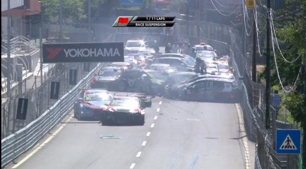 حادث مروع في بطولة العالم للسيارات!..صراع بين المهدي بناني وأحد منافسيه ينتهي بتطاير سيارة المغربي في الهواء (فيديو)