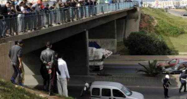 هادشي فات الحد...منحرفون يستغلون توقف حركة المرور في الطريق السيار بين الرباط والدار البيضاء ل"شرملة" المواطنين