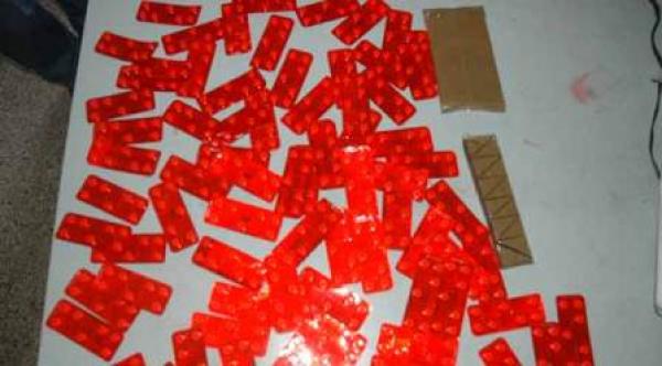 توقيف شخصين بالدار البيضاء متلبسين بحيازة 2700 قرص "ريفوتريل" ومبلغ مالي