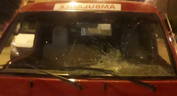 سخونية راس... شاب في حالة هستيريا يخلع ثيابه بالشارع ويعربد على الشرطة ويكسر سيارة الوقاية المدنية