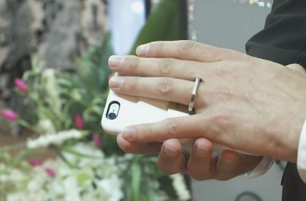 بالفيديو: قس يزوج رجلاً بهاتفه الذكي ويهنئه