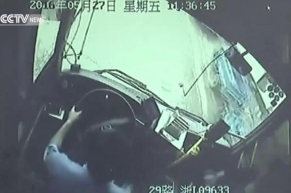 بالفيديو: سائق شجاع ينقذ حياة الركاب قبل مقتله