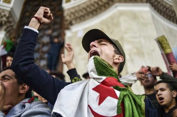 صحيفة فرنسية: من الحراك إلى القمع .. الجزائر تدخل في حقبة جديدة