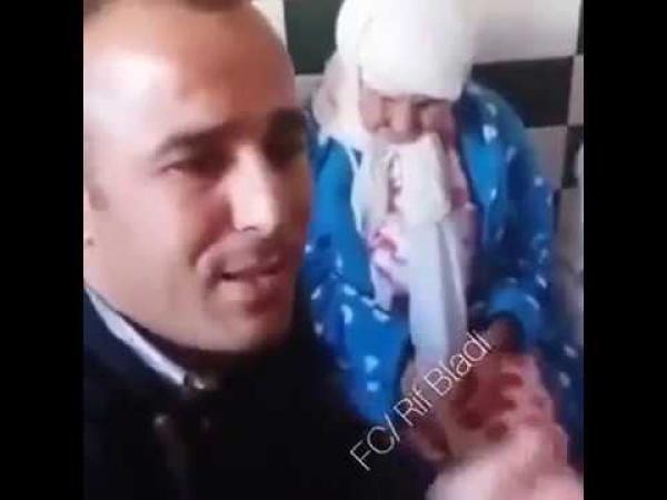 مؤلم: إمرأة مسنة يتخلى عنها إبنها ونشطاء يتدخلون لإيوائها بدار العجزة