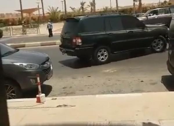 بالفيديو: "كات كات" بدون ترقيم تصدم سيارة مسؤول ودوافع انتقامية وراء الحادث