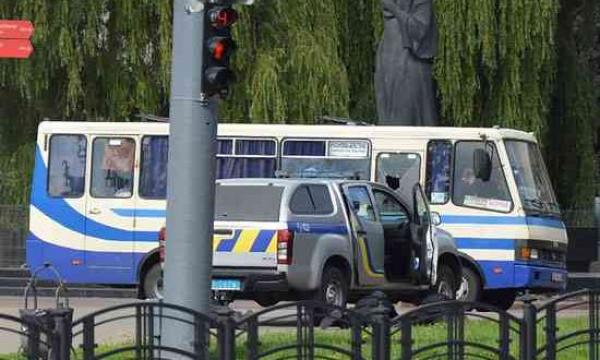 أوكرانيا :الإفراج عن رهائن حافلة في مدينة لوتسك حجزهم مسلح لأزيد من 12 ساعة