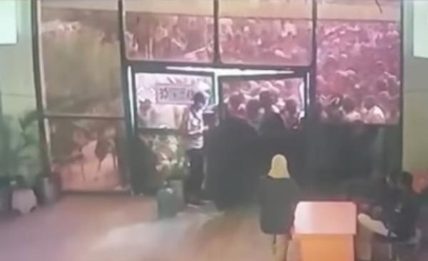 تدافع خطير لمواطنين من باكستان على مركز تلقيح في مدينة كراتشي