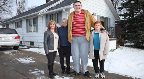 بالفيديو: تعرف على الشاب الذي لا يتوقف عن النمو