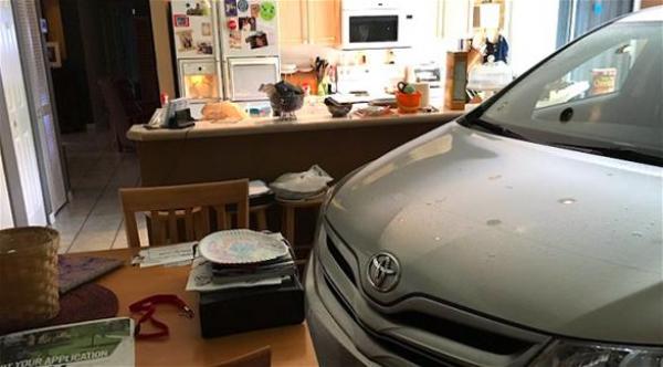 بالصور: زوجان يدخلان سيارتهما إلى البيت لحمايتها من الإعصار