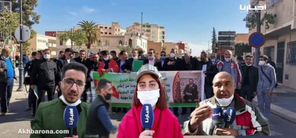 صحفيو جهة الشرق ينظمون وقفة أمام قنصلية الجزائر بوجدة تنديدا بإساءة قناة جزائرية لرموز المملكة