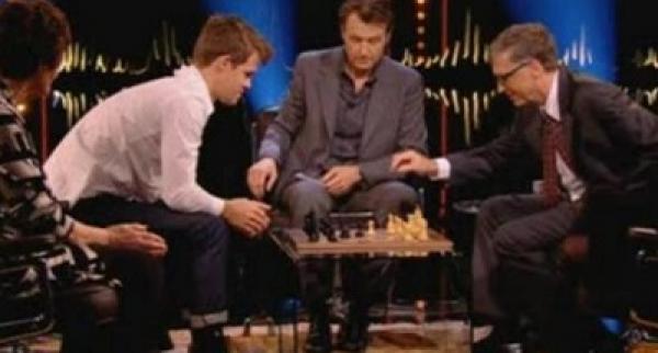 بطل العالم في الشطرنج يهزم بيل غيتس خلال 30 ثانية !