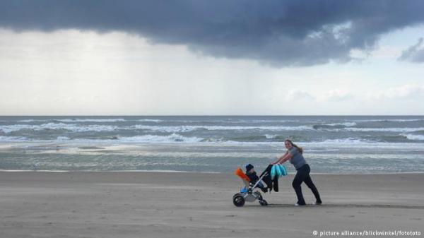 أم تنقذ رضيعها من الغرق في قناة مائية