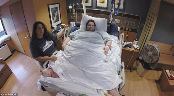 مستشفى يستغيث لمساعدة رجل بدين حبيس الفراش منذ شهر