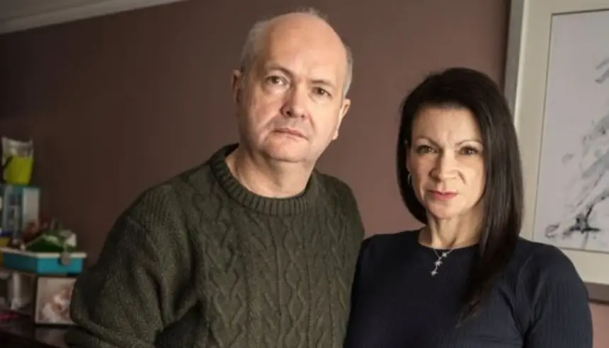 الشرطة تدفع تعويضاً لوالدين اعتُقلا بسبب انتقادهما مدرسة ابنتهما عبر واتساب