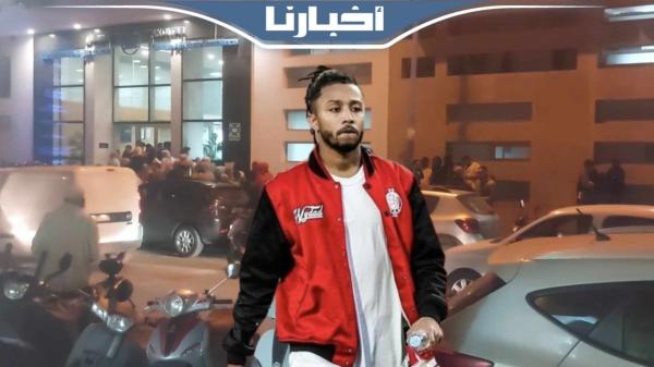 من أمام المصحة.. أجواء الحزن تسود بين جماهير الوداد وعائلة أسامة فلوح بعد إعلان خبر وفــاتــه