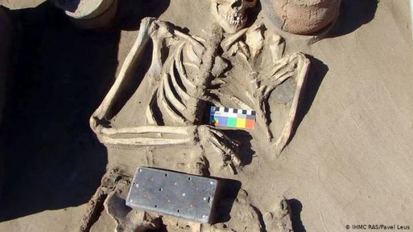 العثور على ما يشبه الآيفون بعمر 2100 سنة بمقبرة في روسيا