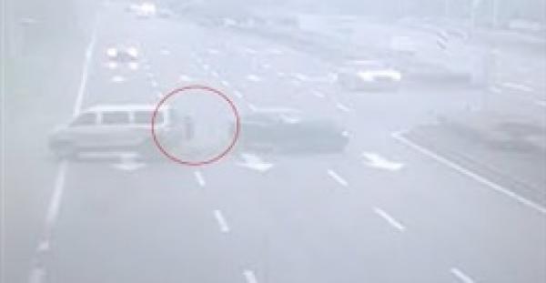 لحظة إنقاذ طفل ألقته سيارة على الطريق (فيديو)