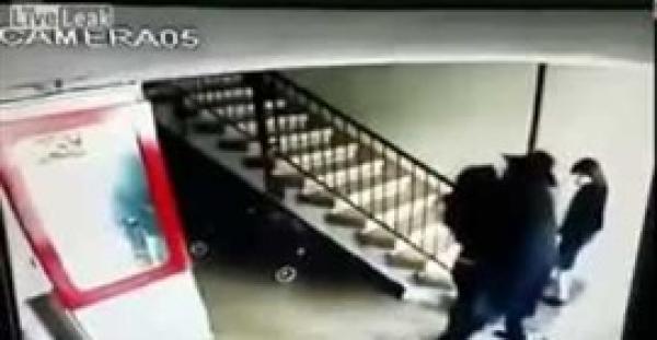 بالفيديو.. رجل دين يهودي يتحرش بفتاة في مدخل عمارة