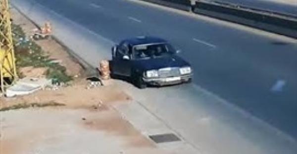 سيارة تسرق بضائع الباعة على إحدى الطرق السريعة (فيديو)