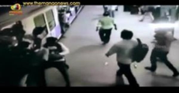 بالفيديو..لص يقتل سيدة بدفعها أمام قطار لسرقة سلسلة